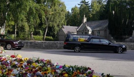 Imagem de Cortejo da Rainha Elizabeth II chega à capital da Escócia; milhares de pessoas celebraram o momento