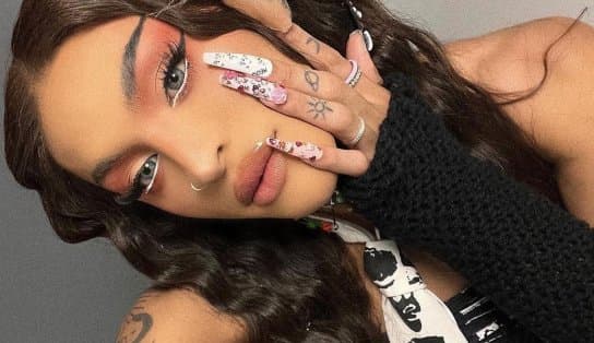 Imagem de Pabllo Vittar ousa em fotos na praia e bumbum da cantora é comparado ao pão de açúcar; confira 