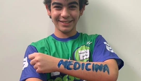 Imagem de Adolescente que passou em medicina aos 13 anos avança quatro séries e deve concluir ensino médio aos 14