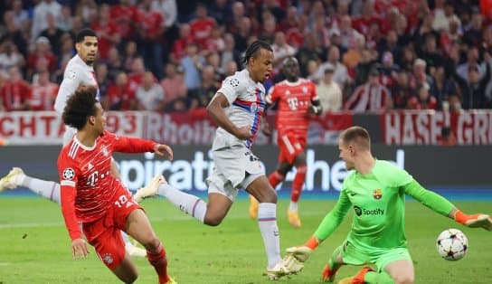 Imagem de Em confronto mais aguardado da primeira fase, Bayern anula Lewandowski e bate Barcelona por 2 a 0