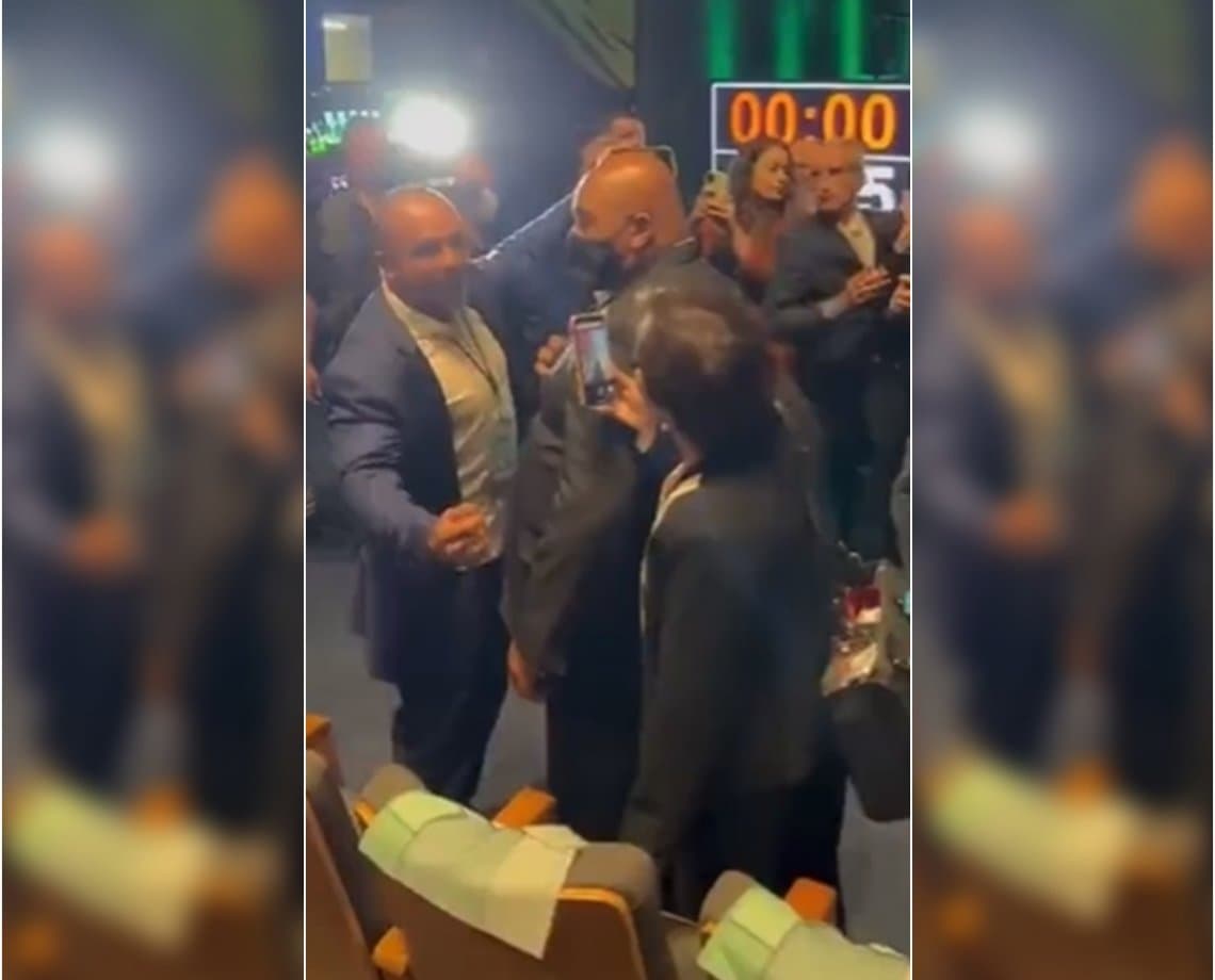  Deputado ataca jornalista em debate e tem celular arremessado por diretor da emissora; veja vídeo 