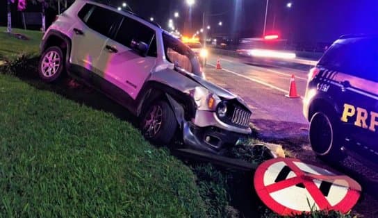 Imagem de Em carro roubado, motorista perde controle e tomba em canteiro após perseguição policial