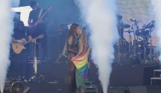 Imagem de No Salvador Fest, Ludmilla troca beijos com a esposa e anuncia que terá trio elétrico no Carnaval de Salvador em 2023