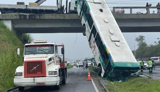 Imagem de Motorista perde controle da direção e fica ferido após ônibus cair de viaduto na BR-324