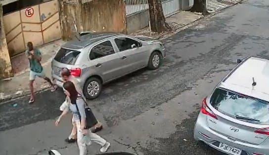 Imagem de Casal é assaltado por homem armado no bairro da Graça, em Salvador, e vídeo mostra tudo 