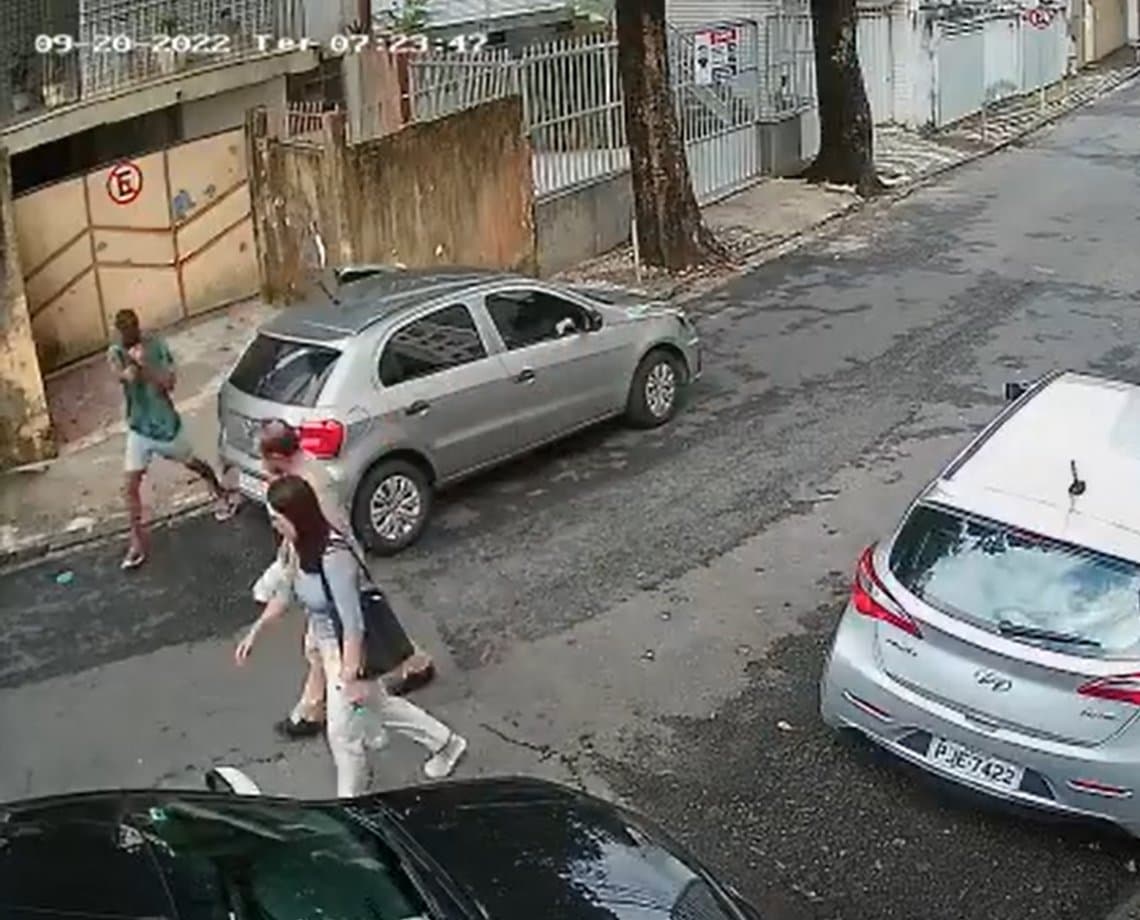 Casal é assaltado por homem armado no bairro da Graça, em Salvador, e vídeo mostra tudo 