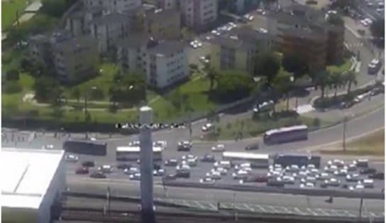 Imagem de Agentes de saúde de Salvador fazem protesto e trânsito fica intenso na região do Iguatemi 