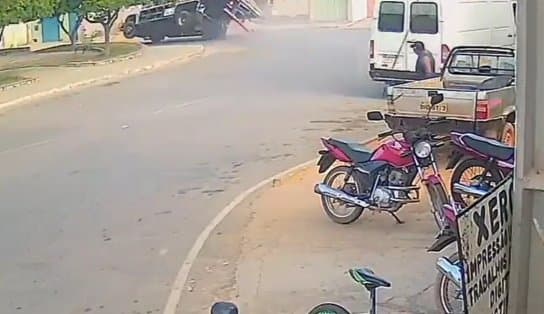 Imagem de Vídeo: caminhão com barras de ferro perde freios e tomba em curva na Chapada Diamantina