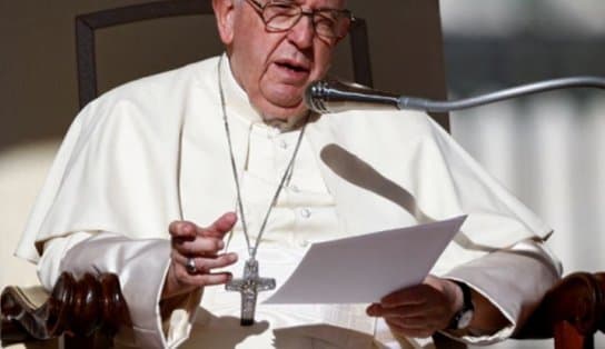 Imagem de Após ameaça de Putin, Papa Francisco diz que uso de armas nucleares é "loucura"