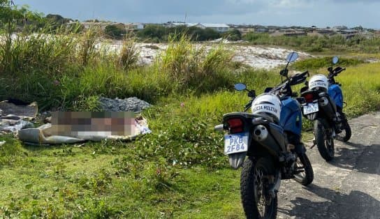 Imagem de Homem é encontrado morto e enrolado em lençol no bairro de Stella Maris, em Salvador; área é de "desova"  