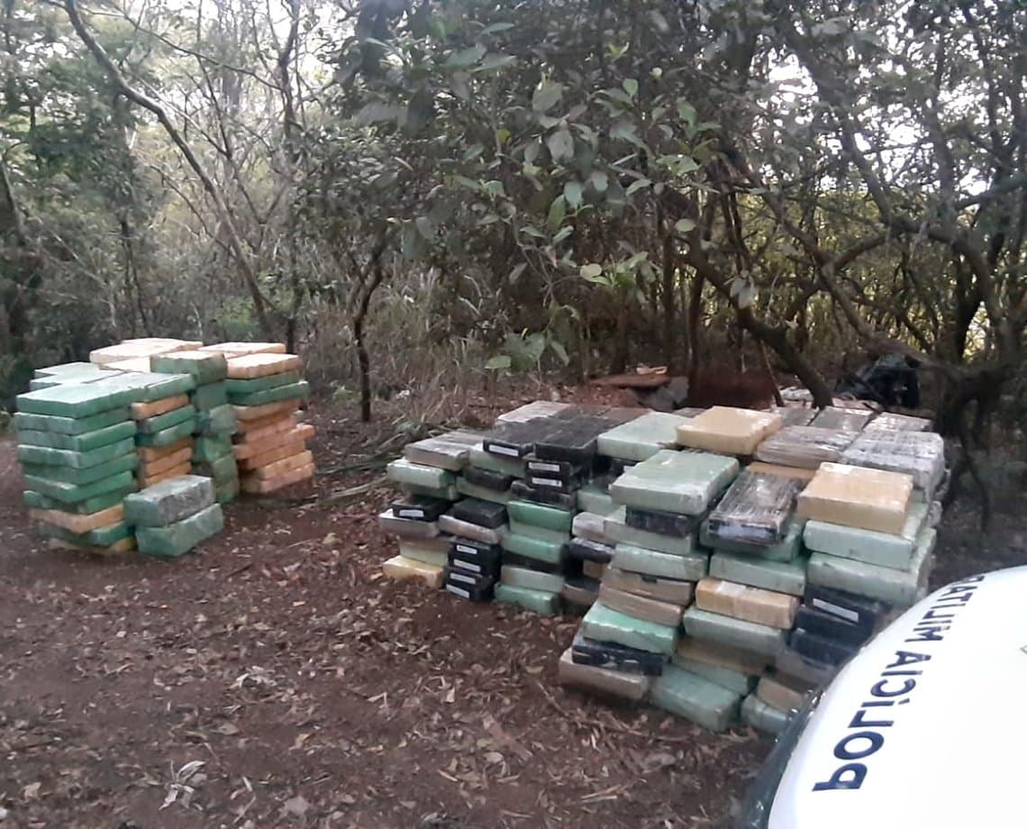 “Bunker” da maconha é descoberto com cinco toneladas da droga no Paraná