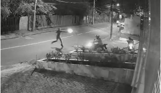 Imagem de Entregador toma arma e atira em suspeito durante roubo de moto no bairro do Costa Azul; câmera mostra tudo 