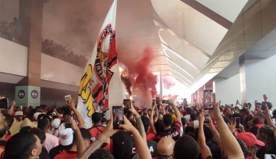 Imagem de Torcedores do Vitória lotam aeroporto de Salvador para recepcionar time após retorno à Série B; veja vídeo