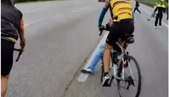 Imagem de Câmera flagra bandidos derrubando ciclista para roubar bicicleta avaliada em R$ 15 mil  