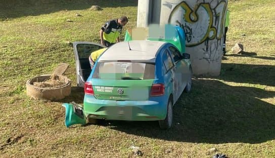 Imagem de Motorista perde controle da direção, bate carro em poste e atinge pilastra na Avenida Bonocô 