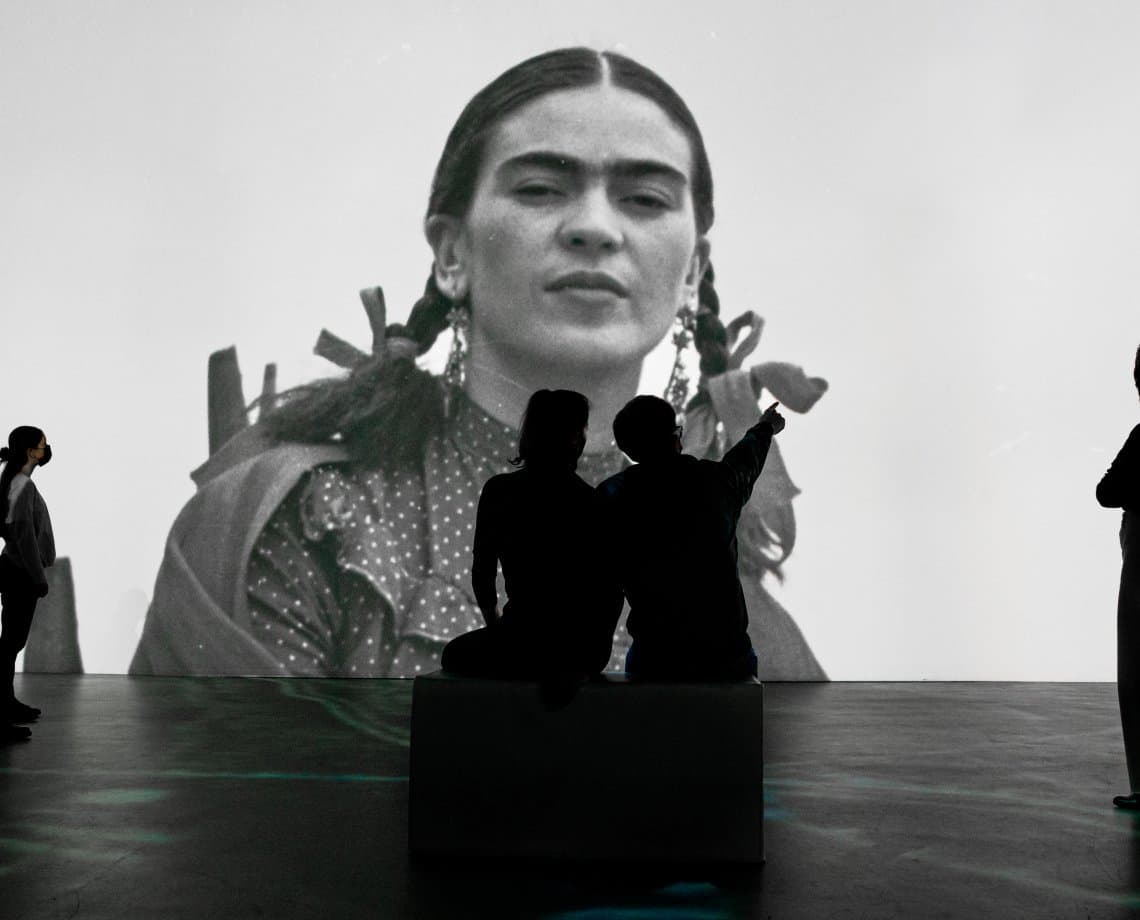 Exposição internacional que homenageia a artista Frida Kahlo chega a Salvador; confira datas e valores