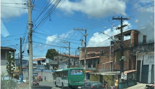 Imagem de Terror no "buzu": bandidos invadem ônibus, retiram homem e o executam em Salvador  