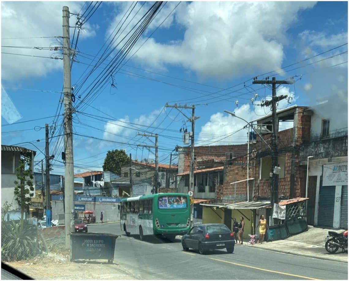 Terror no "buzu": bandidos invadem ônibus, retiram homem e o executam em Salvador  