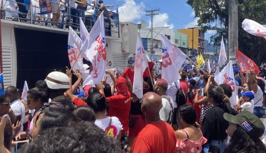 Imagem de Militantes de ACM Neto e do PT se encontram durante carreata do candidato a governador; assista