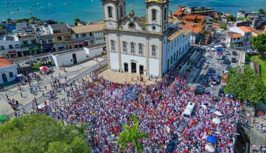 Imagem de Carreata de Lula em Salvador leva multidão, entoa gritos contra Bolsonaro e tem onda de furtos; esposa de deputado foi vítima  