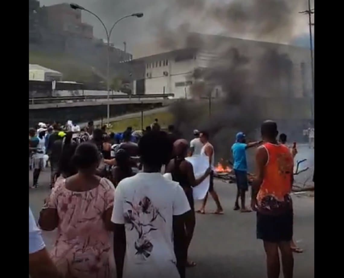 Protesto por morte de mulher em ação policial interdita trânsito nas avenidas Ogunjá e Bonocô