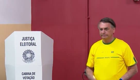 Imagem de De verde e amarelo Bolsonaro votou nesta manhã no Rio de Janeiro; "que vença o melhor" 