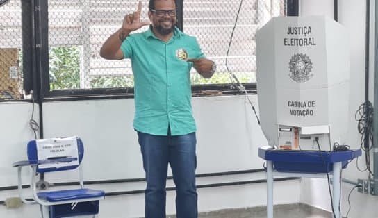 Imagem de Após votar no bairro de Ondina, Kleber Rosa revelou estar feliz; "sensação de dever cumprido"