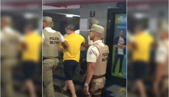 Imagem de Vestido com camisa amarela, homem é preso por chamar mesária de "negra incompetente" em Salvador; assista  