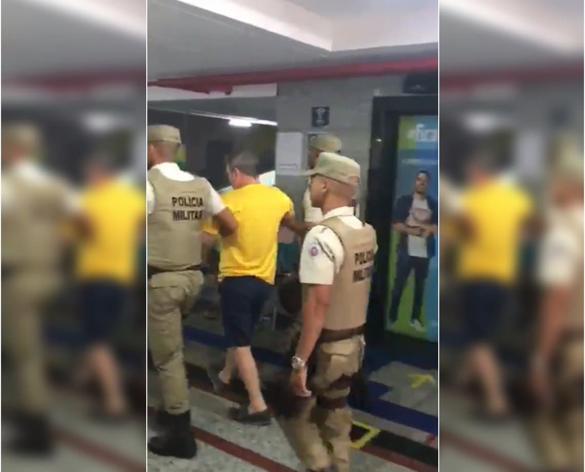 Vestido com camisa amarela, homem é preso por chamar mesária de "negra incompetente" em Salvador; assista  