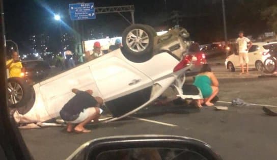 Imagem de Trânsito: carro capota na Avenida Paralela