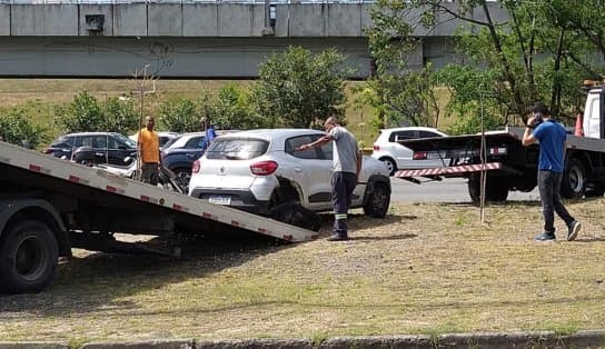 Imagem de Idoso passa mal, perde controle do carro e causa acidente na Avenida Paralela, em Salvador