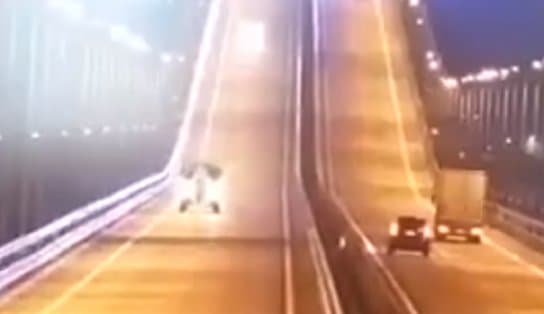 Imagem de VÍDEO: Explosão destrói parte de ponte estratégica que liga Rússia à Crimeia