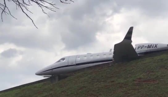 Imagem de Pneu de aeronave estoura durante o pouso e avião derrapa no Aeroporto de Congonhas; confira vídeos