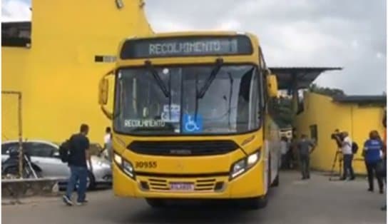 Imagem de Após atrasar saída das garagens, rodoviários voltam a circular com ônibus em Salvador; veja vídeo 