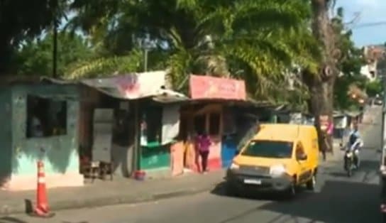 Imagem de Em pleno meio-dia, PM e traficantes trocam tiros no bairro do Arenoso, em Salvador; munição de fuzil foi apreendida 