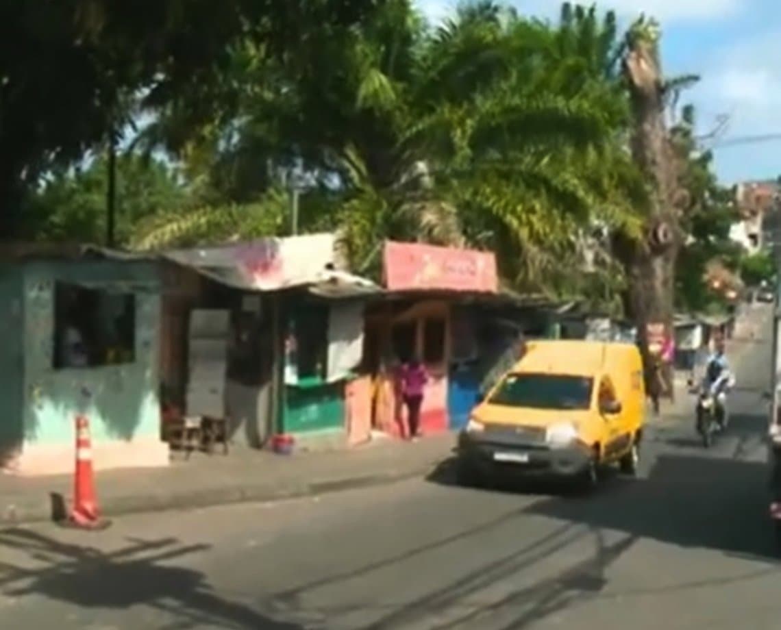 Em pleno meio-dia, PM e traficantes trocam tiros no bairro do Arenoso, em Salvador; munição de fuzil foi apreendida 