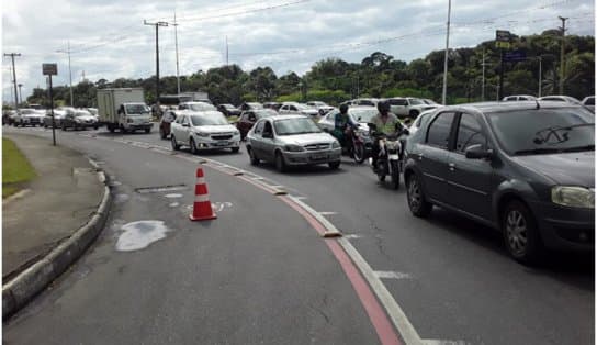 Imagem de Engavetamento envolvendo cinco veículos deixa trânsito congestionado na Avenida Paralela 