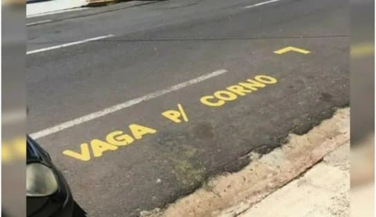 Imagem de Pegou ar! Morador pinta "vaga p/ corno" na frente da garagem de sua casa e se defende: "garantir direito de ir e vir"