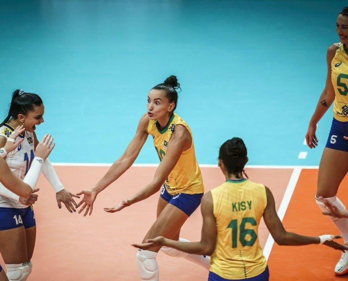 Brasil bate Itália e fica a um jogo do inédito título mundial de vôlei