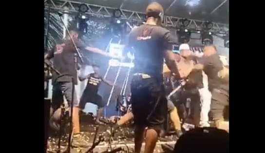 Imagem de "Show de agressões": integrantes de duas bandas promovem pancadaria em cima do palco em Salvador; assista 