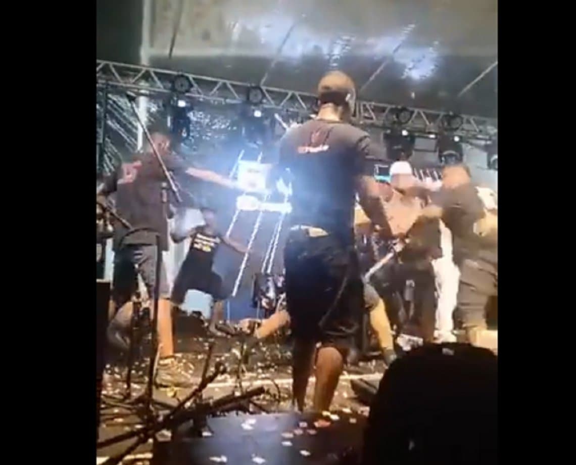 "Show de agressões": integrantes de duas bandas promovem pancadaria em cima do palco em Salvador; assista 