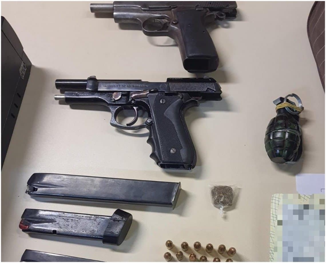 Polícia apreende granada, pistolas e munições com suspeito em Feira de Santana