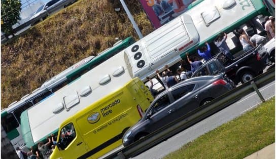 Imagem de Ônibus cai em vala na Avenida Paralela e passageiros são vistos esperando atendimento médico; assista  