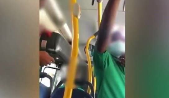 Imagem de Irritada com importunação sexual, jovem dá murro no rosto de homem em ônibus de Salvador; "botava a mão na minha perna"  