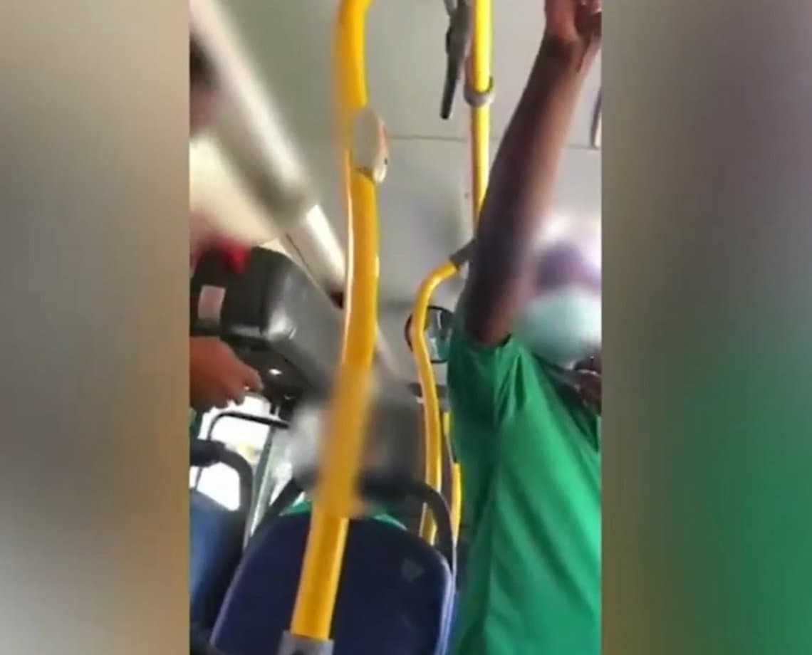 Irritada com importunação sexual, jovem dá murro no rosto de homem em ônibus de Salvador; "botava a mão na minha perna"  