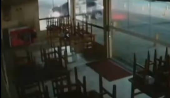 Imagem de Câmera de segurança flagra carro desgovernado que invade e destrói restaurante em Itabuna; veja vídeo