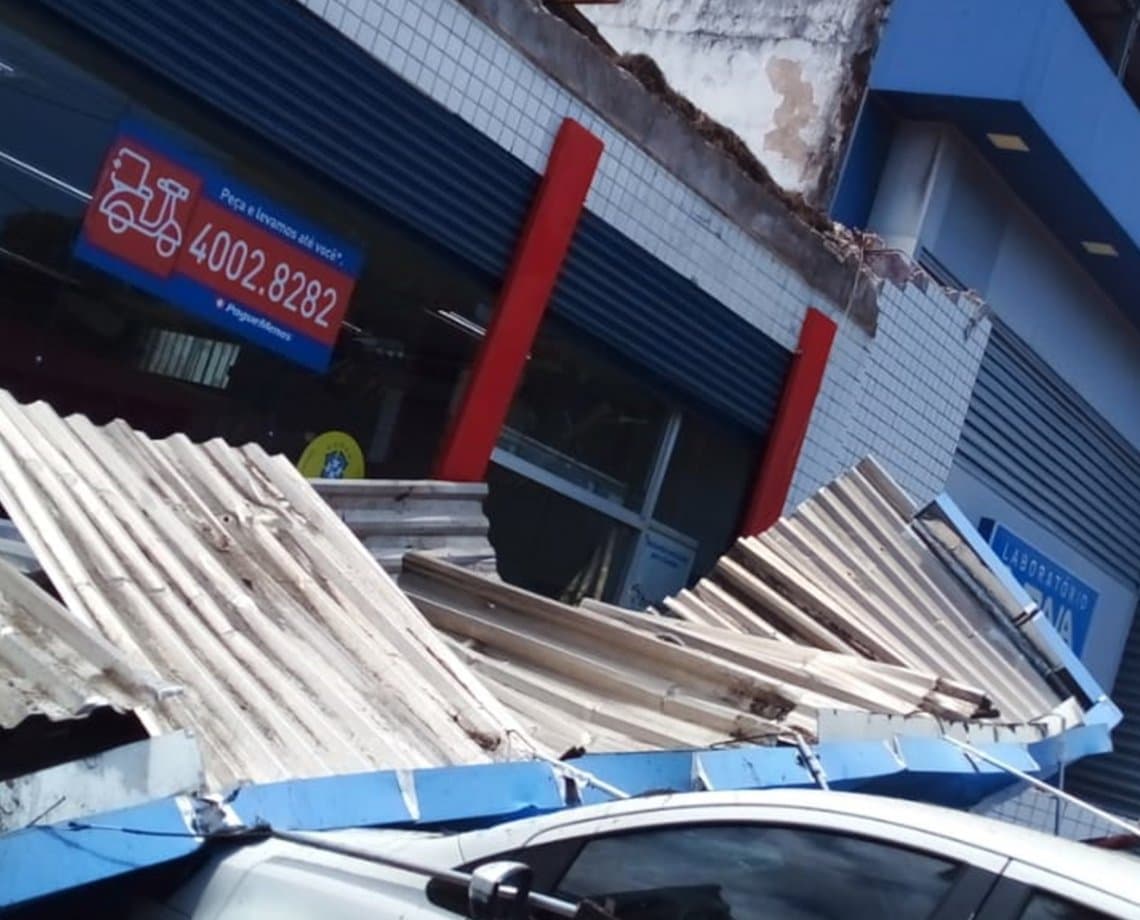 Letreiro de farmácia despenca e três carros são atingidos após manhã chuvosa em Salvador 