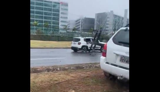 Imagem de Motorista perde controle de carro, derruba poste e equipamento atinge outro veículo na Av. Paralela