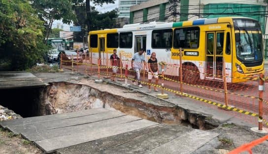 Imagem de Enorme buraco atrapalha o tráfego na Pituba e moradores reclamam 