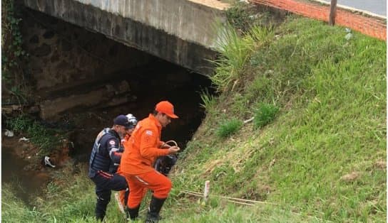 Imagem de Avenida ACM: homem cai em buraco perto de obra do BRT e Bombeiros fazem resgate  